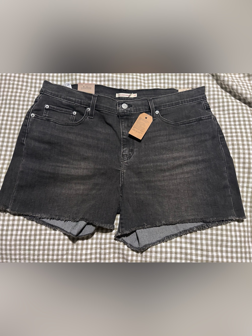 NWT Levi’s mid length short. 34